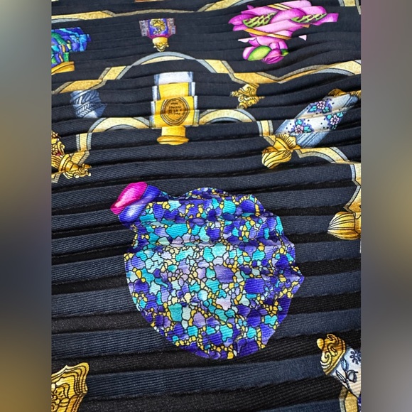 HERMES Qu'importe le flacon, pourvu qu'on ait l'ivresse silk scarf pleated - Picture 8 of 16